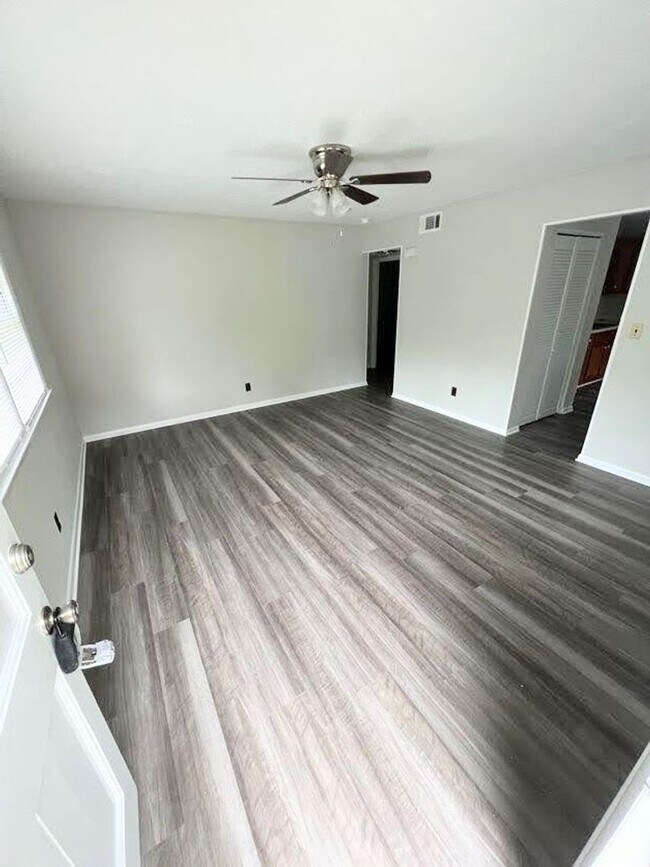Building Photo - 2 Bedroom Duplex in a Great Location