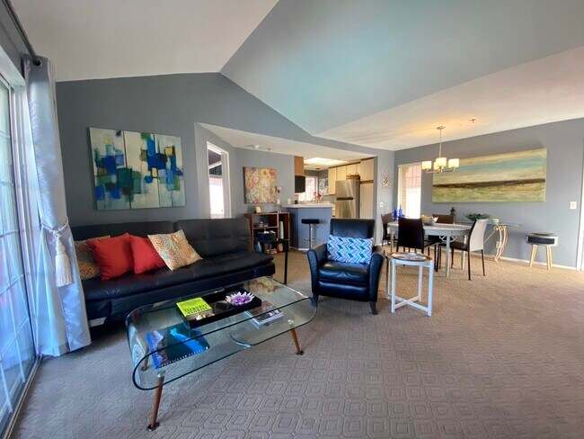 Building Photo - 2700 Golf Club Dr