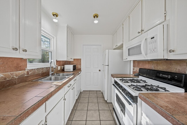 Foto del edificio - 3007 Steck Ave