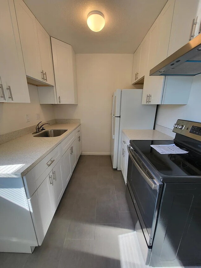 Building Photo - "Charming Berkeley 1-Bedroom Apartment Retreat – Cozy 580 Sq Ft Living!"