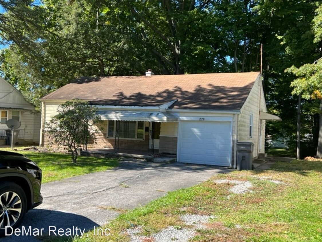 2 br, 1 bath House 228 S. Bon Air Ave House Rental in Youngstown