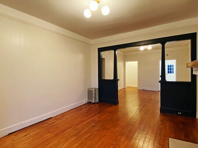 Building Photo - BEAUTIFUL 3 BEDROOM COTTAGE LOCATED IN THE...