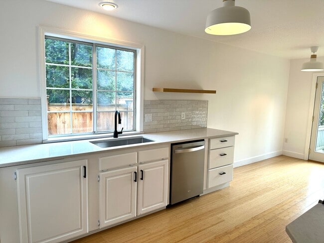 Building Photo - Private escape in Lake Oswego