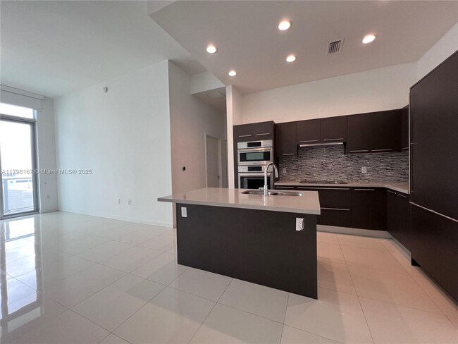 Foto del edificio - 7825 NW 107th Ave