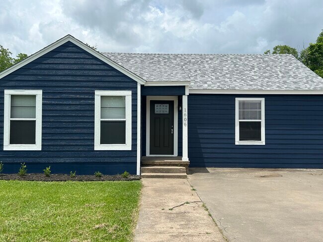 Foto del edificio - 1606 N Travis St
