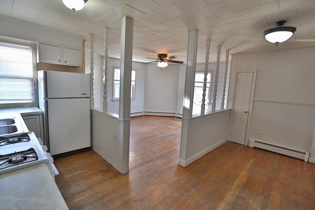 Building Photo - 889 Pine St