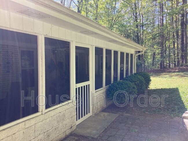 Foto del edificio - 24 Glen Cove Rd