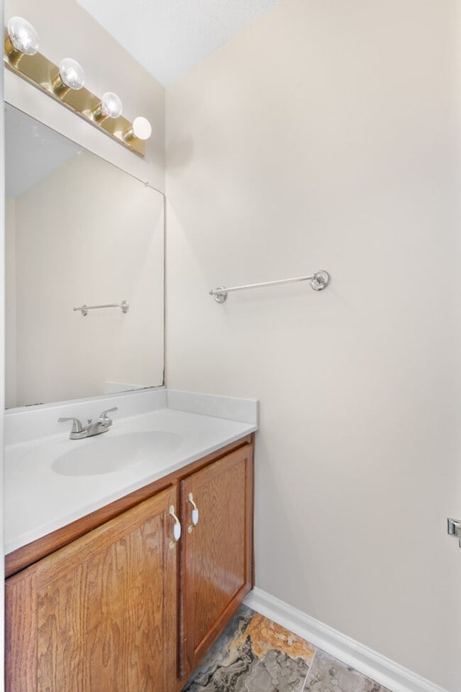 Building Photo - 2 Bed 2 Bath Home for rent in Yorktown!