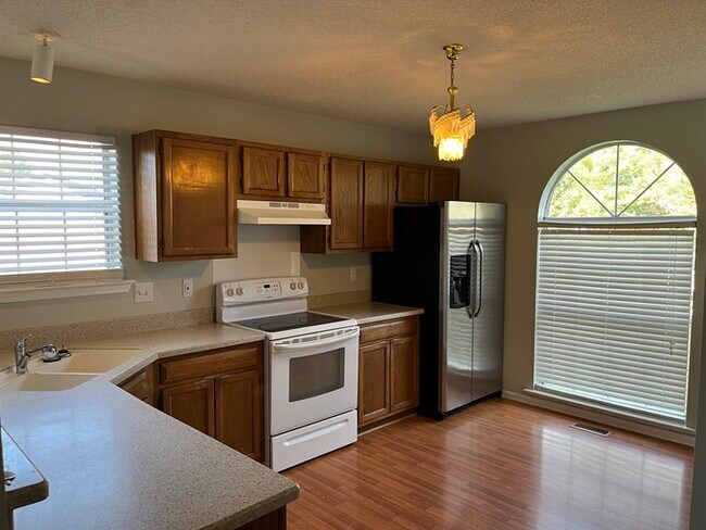 Building Photo - Large backyard and screened porch