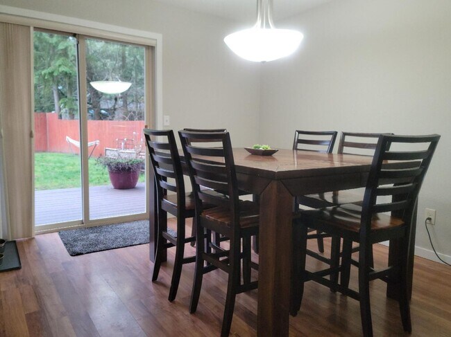 Building Photo - 3 Bedroom Home in Convenient Poulsbo Locat...
