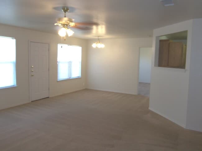 Foto del edificio - 4 Bedroom 2 Bath