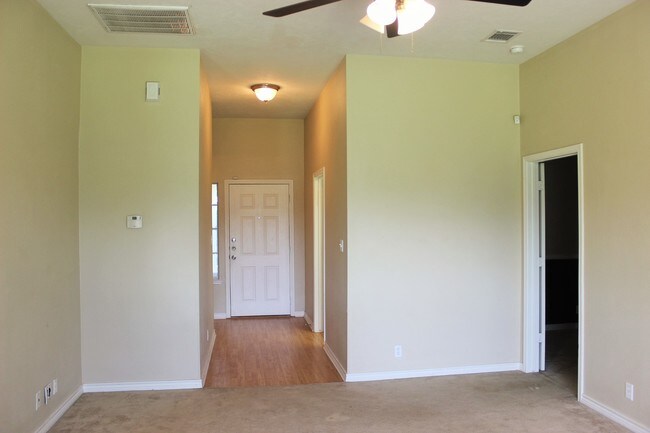 Building Photo - 300 Laney St