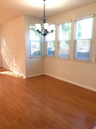 Building Photo - 302 Deerwood Ct