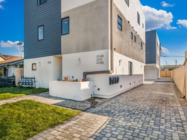 Building Photo - 2030 Hauser Blvd