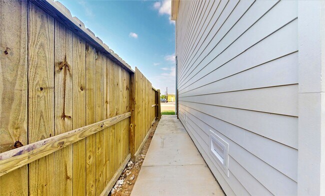 Building Photo - 12264 Kirkgard Dr
