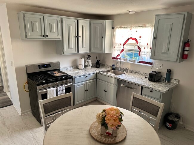 Building Photo - 1077 Blue Hills Ave