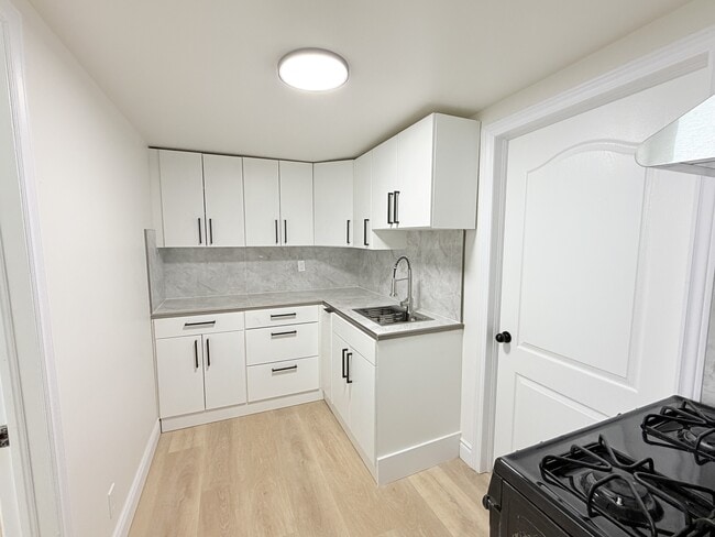 Photo du bâtiment - 165 College Ave N