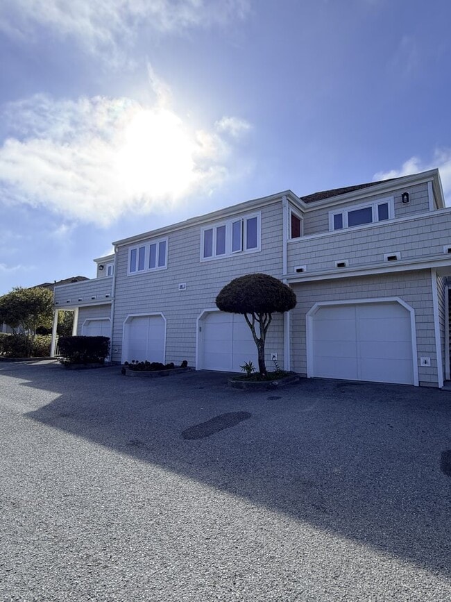 Building Photo - 691 Pointe Pacific Dr