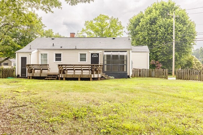 Building Photo - Spacious home located in a great neighborhood!