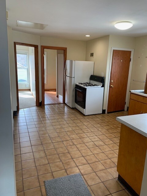 Huge Eat In Kitchen - 8 S Lincolnway