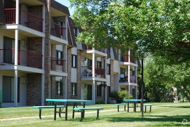 Picnic Area - ReNew at the Grove