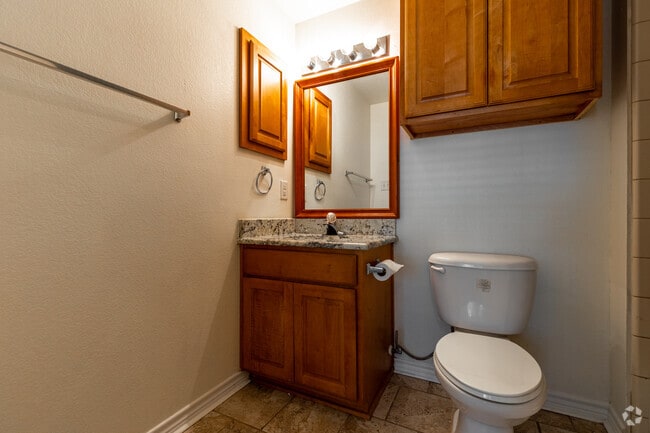 1BR, 1BA - 764SF - Waxahachie Village Condominiums