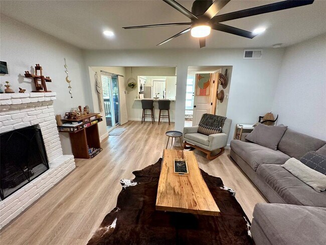 Foto del edificio - 1308 Matthews Ln