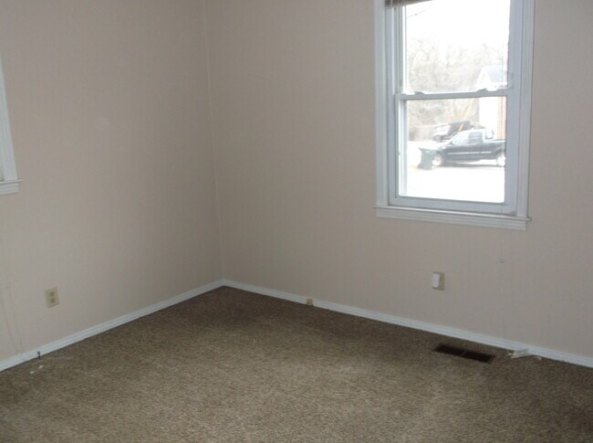 Building Photo - 812 Hillcrest Dr