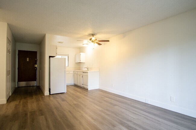Foto del edificio - FREE RENT: Nicely Updated Top Floor Corner 2-Bdr Near OHSU w/Private Balcony!