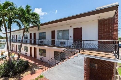 Foto del edificio - 8210 Byron Ave