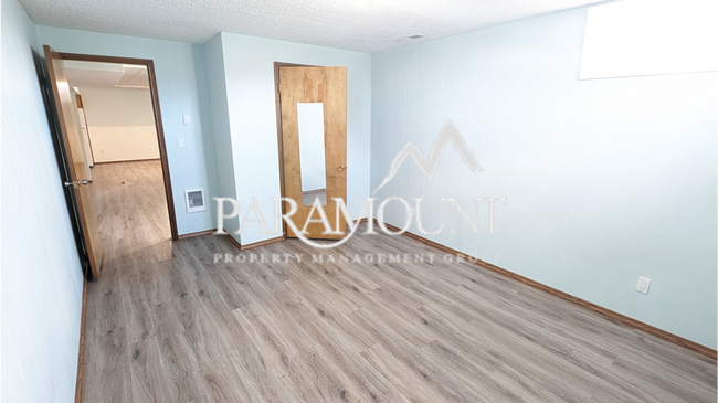 Foto del edificio - Tucked Away Lower 2 Bedroom Duplex!