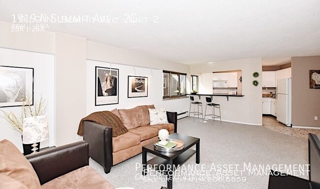 Foto del edificio - Stunning 2BD East Side Condo with Lake Views!