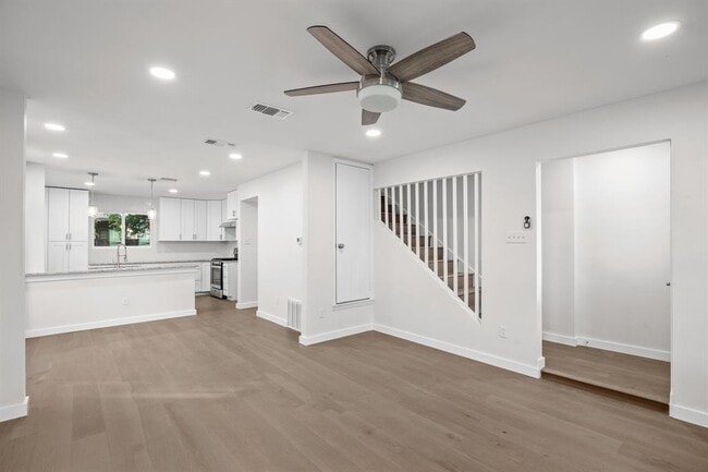 Building Photo - 7520 Uray Dr