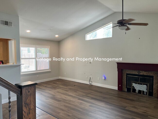 Foto del edificio - Ready To Go Top Of The Line 4 Bedroom Two Story Home!!!