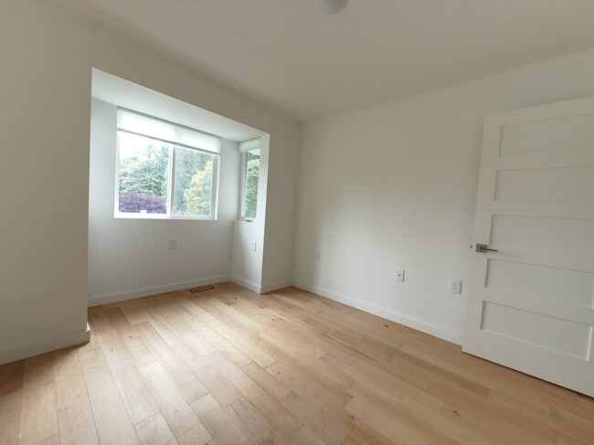 Foto del edificio - 600 124th Ave NE