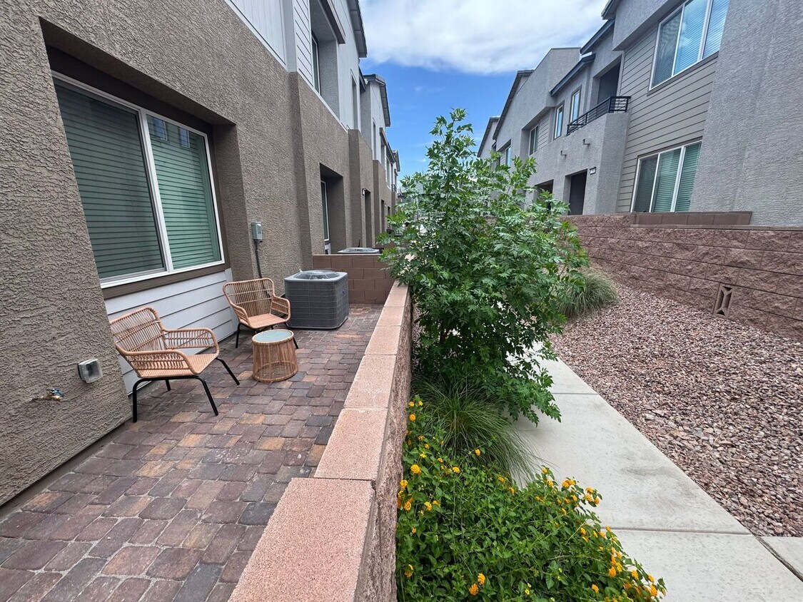 Building Photo - Modern Furnished Townhome with Style, Spac...