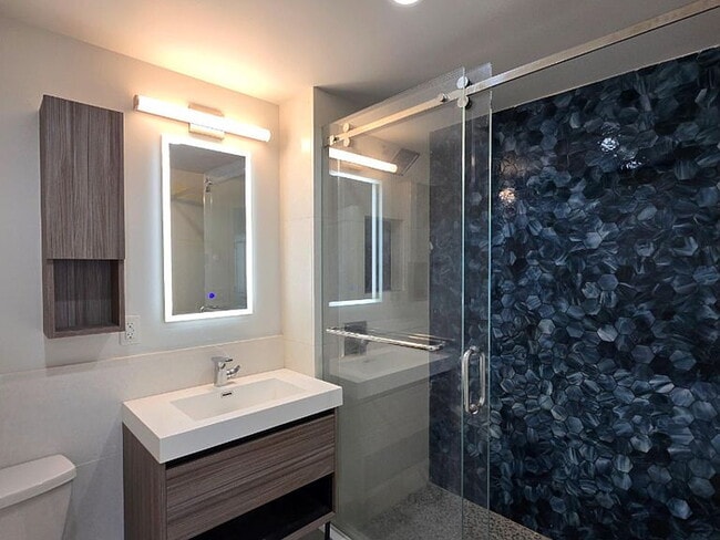 Building Photo - "Modern 2-Bed, 2-Bath Astoria Gem with Sleek Granite Countertops!"