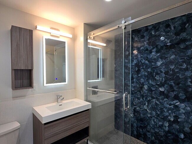 Foto del edificio - "Modern 2-Bed, 2-Bath Astoria Gem with Sleek Granite Countertops!"