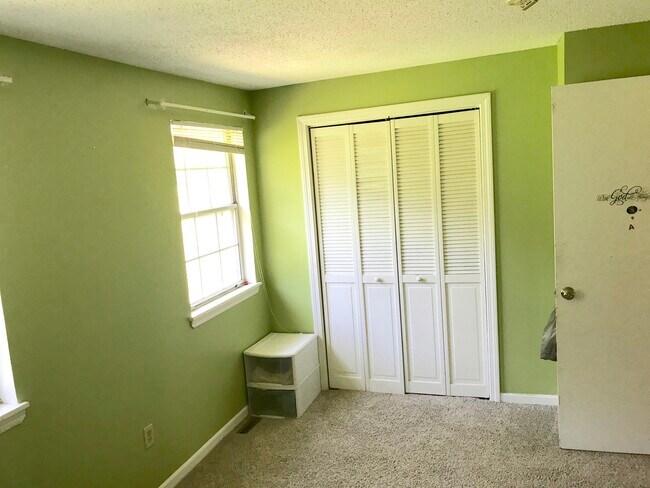 Foto del edificio - 121 E Gate Ln