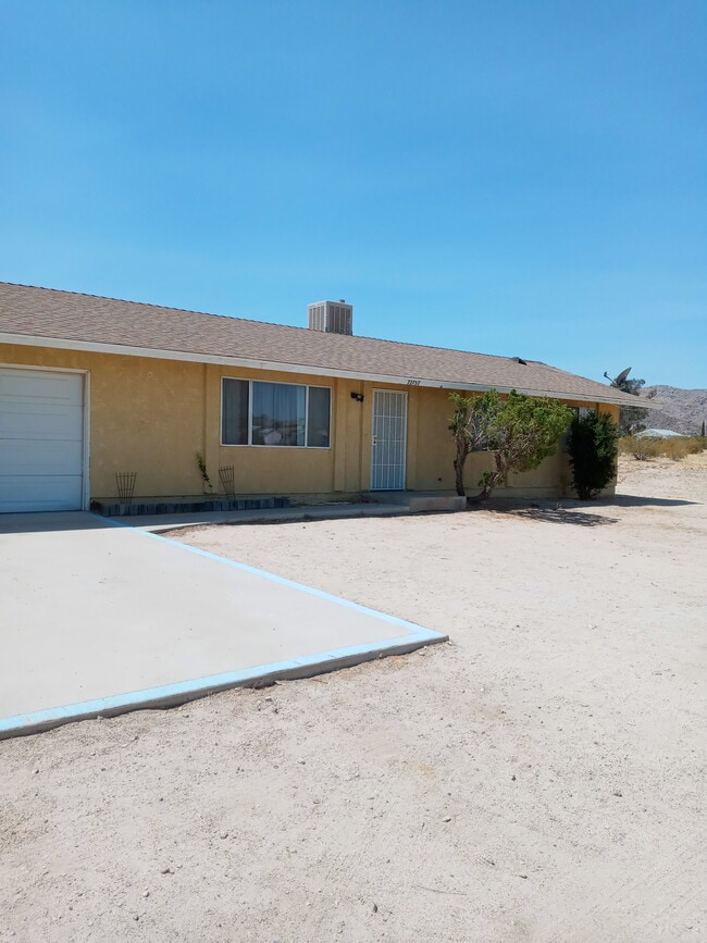Building Photo - 72757 Juanita Dr