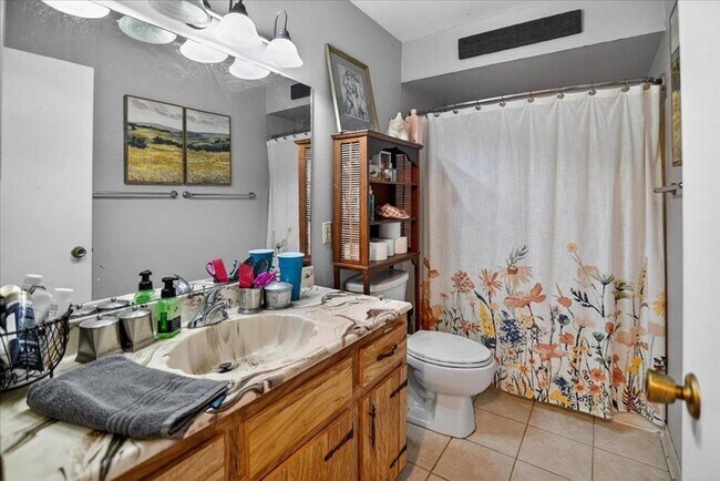 Foto del edificio - 5216-5218 Shorecrest Dr