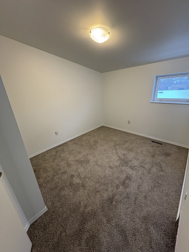 Photo du bâtiment - 11811-11847 47 St NW