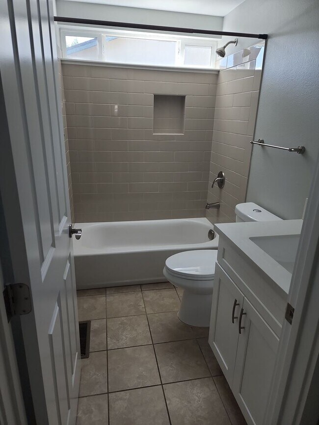 Building Photo - 4 bedroom single level home zoned for Reed...