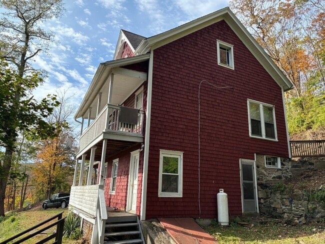 Building Photo - 13 Maple Ave