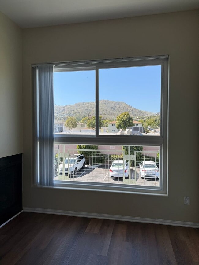 Foto del edificio - Mid Town Ventura Upstairs 2+2 Apartment