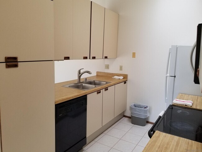 Foto del edificio - 8328 Regents Rd