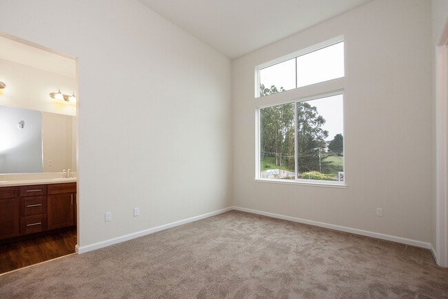 Building Photo - New and modern 2 bedroom townhome just ste...