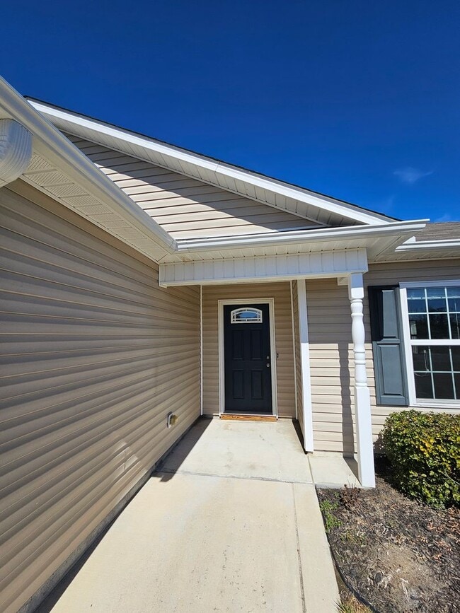 Building Photo - Spacious 3 Bedroom 2 Bathroom Home on Half...