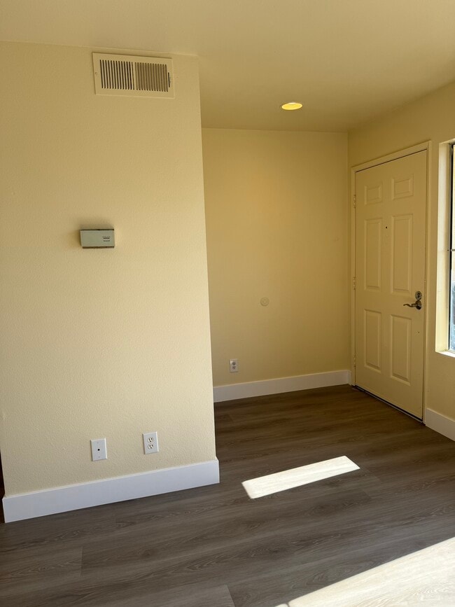 Foto del edificio - 6374 Gage Ave