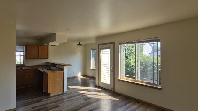 Building Photo - Barkley area townhouse at end of a non thr...